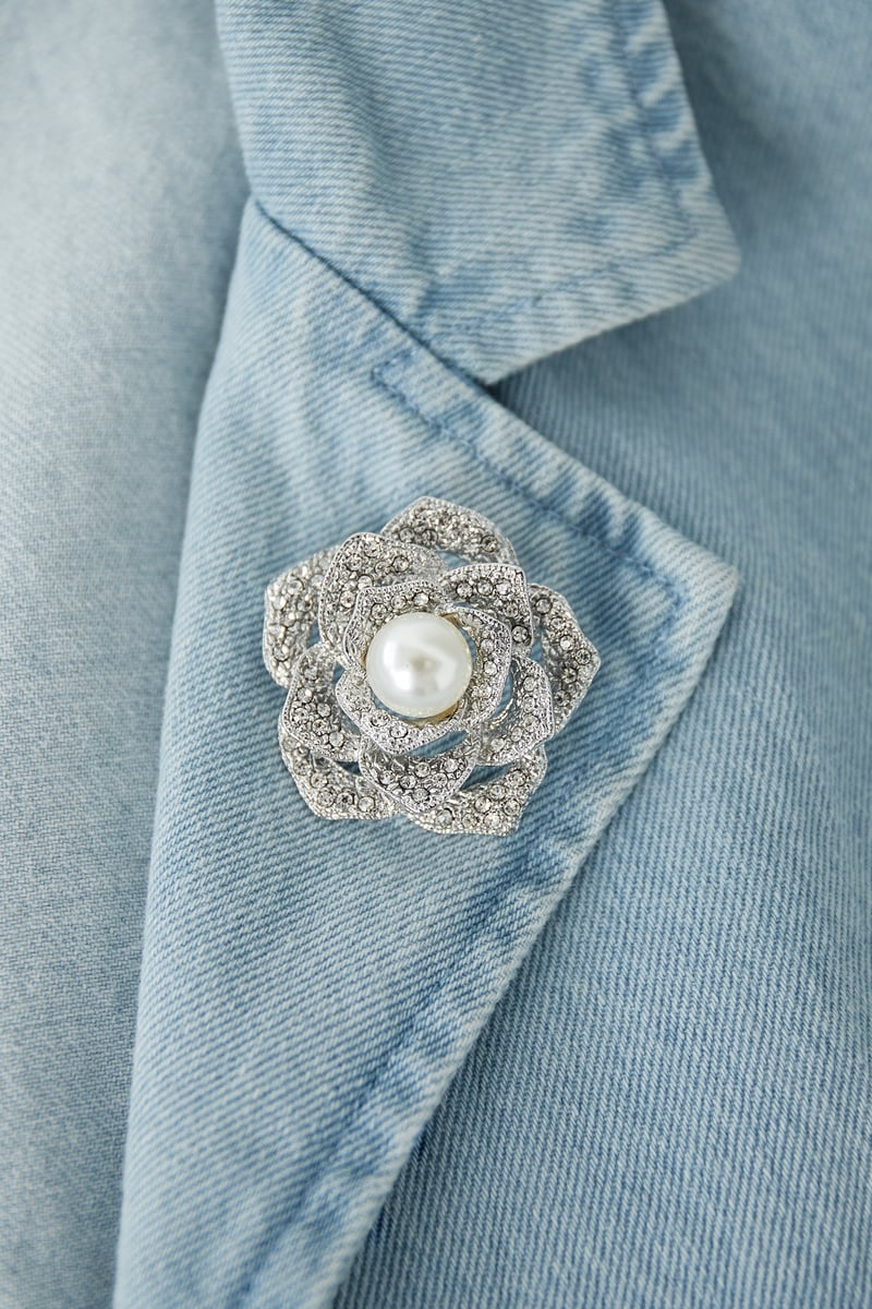 Blooming grace brooch - Silver Color color